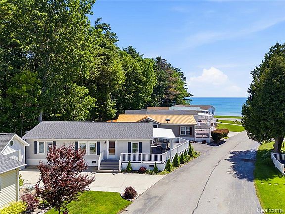 2nd image of 2545 Lakeshore Rd