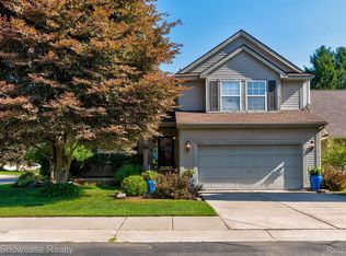 6502 Forestside Dr, Waterford, MI 48327