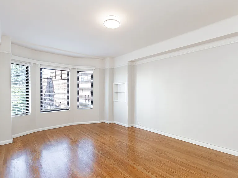 2275 Broadway — Photo 13