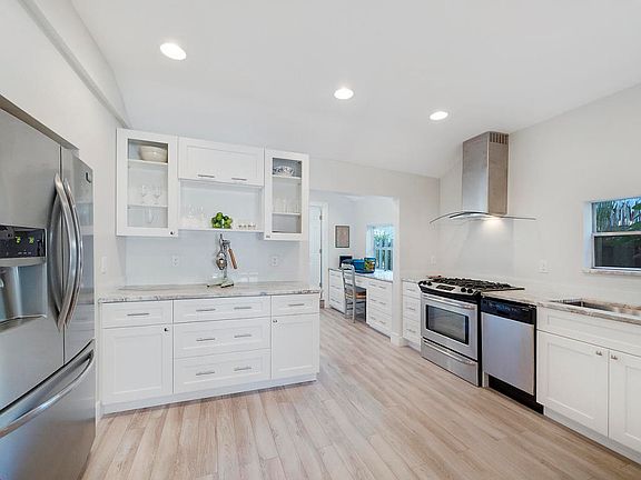 4th image of 419 N Palmway