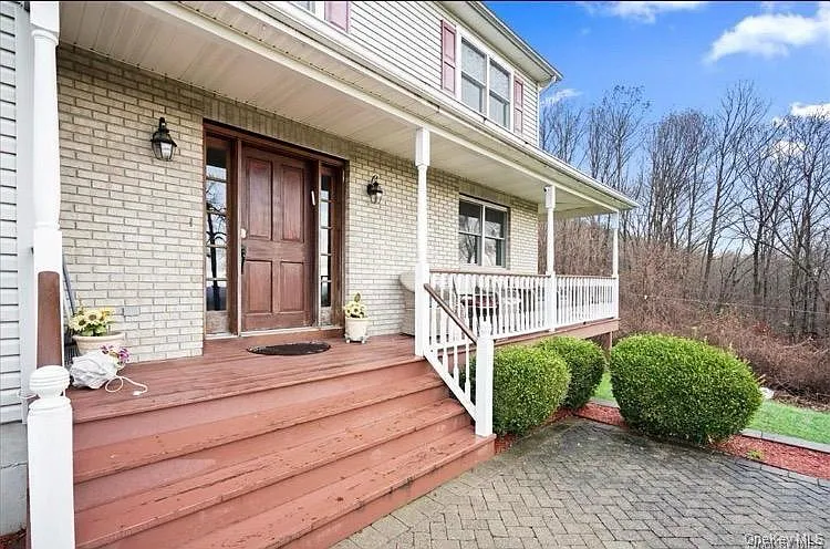 25 Round Hill Rd — Photo 6
