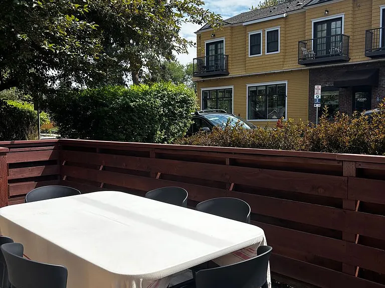 139 NW Broadway St — Photo 5