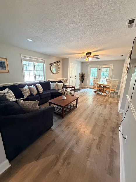 3 bed, 1000 sqft, $3,500 — Photo 2