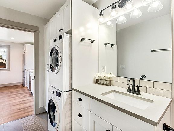 bath with Bosch washer/dryer