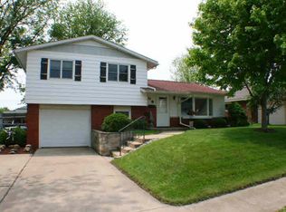 209 12th St, De Witt, IA 52742