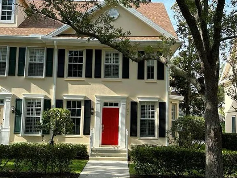 262 Iris Dr — Photo 1