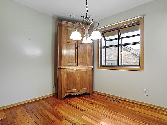 4th image of 5391 Bennington Hill Dr