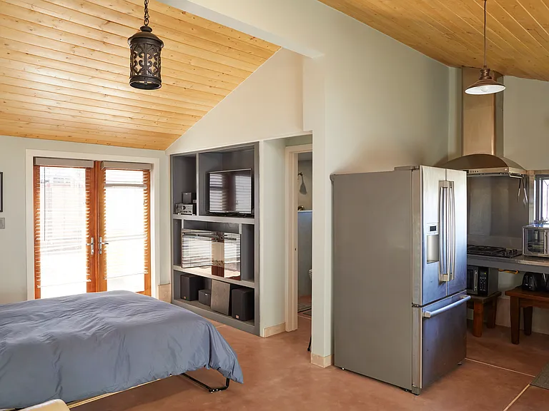 2025 Bush Dr — Photo 3