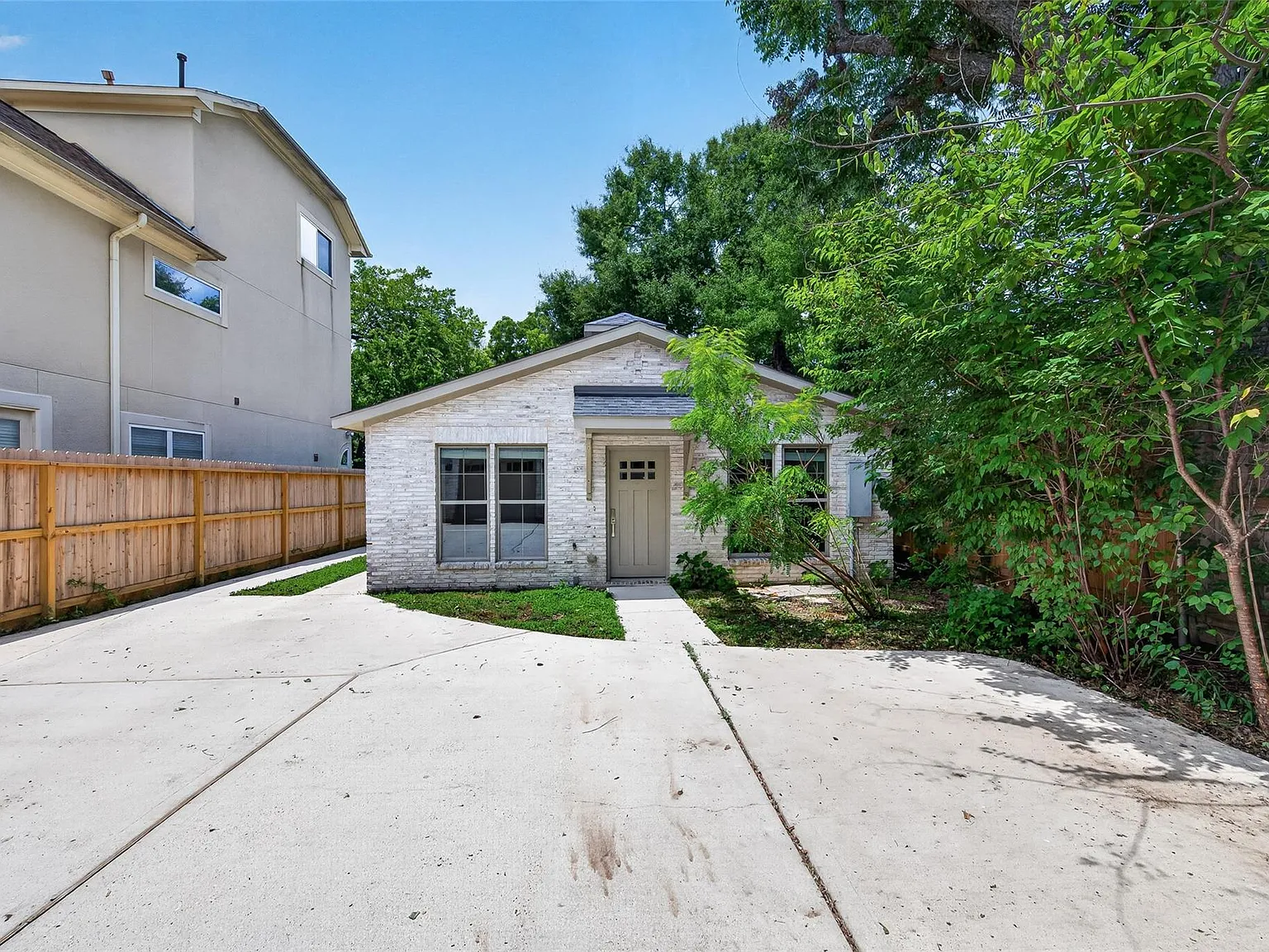 2 bed, 2.0 bath, 1203 sqft, $3,000 — Photo 2