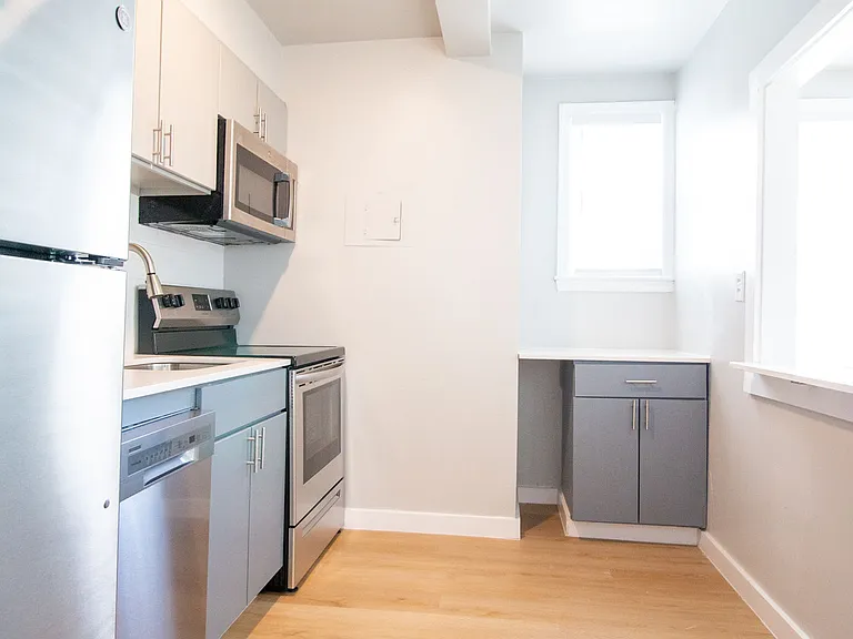 Mayflower Apartments — Photo 12