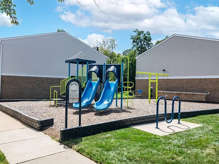 Brookside Manor Apartments and Townhomes — Photo 24