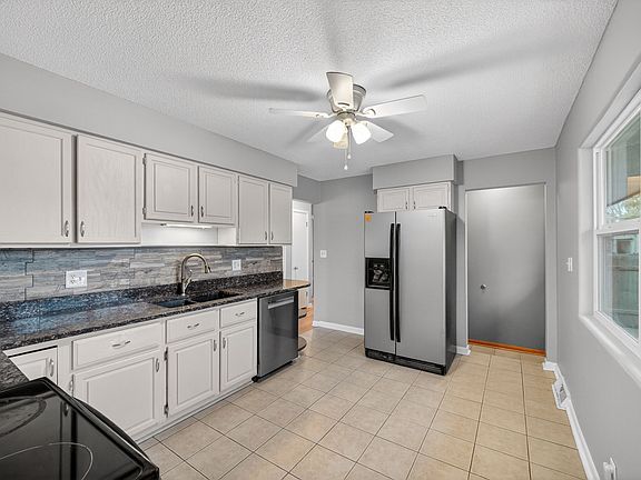 5th image of 2921 Meadow Ln