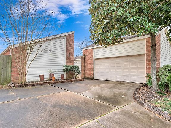 3rd image of 14211 Hillvale Dr