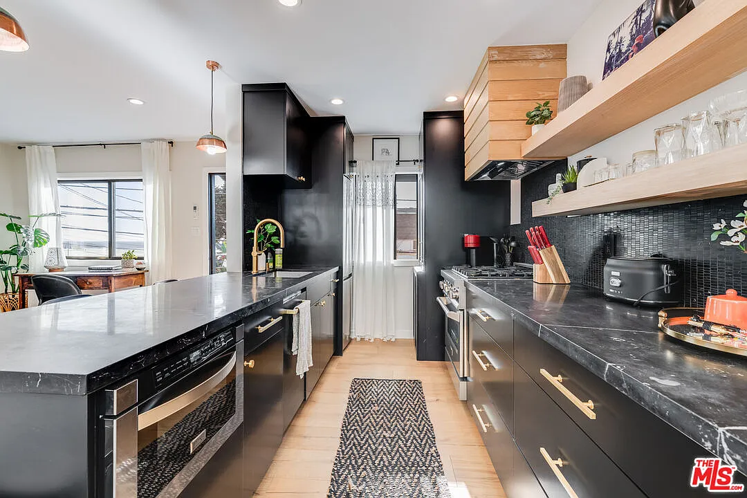 2 bed, 1.0 bath, $5,900 — Photo 4