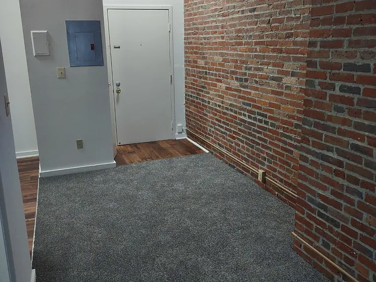 Marlboro Classic Apt & Redwood Square — Photo 32