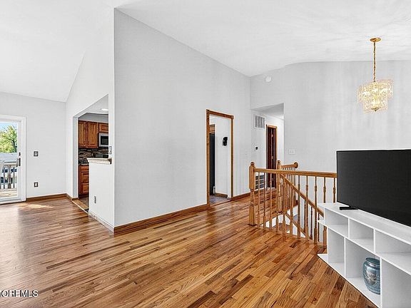 5th image of 33 Bayberry Lane