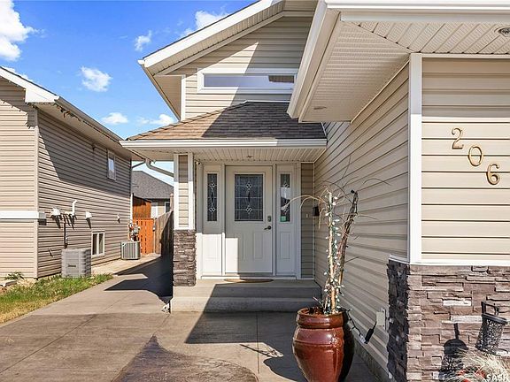 3rd image of 206 Korol Cres