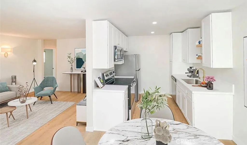2 bed, 931 sqft, $2,900 — Photo 2
