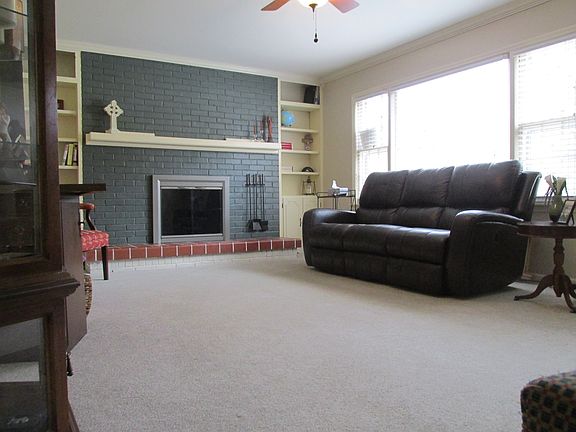 3rd image of 300 Montclair Ct