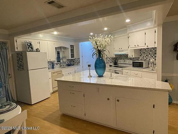 5th image of 606 Pierce Rd