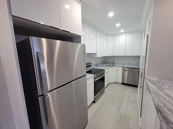 4th image of 200 S Birch Road #1205