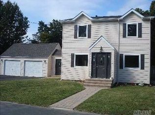 17 Bainbridge Ave, Melville, NY 11747