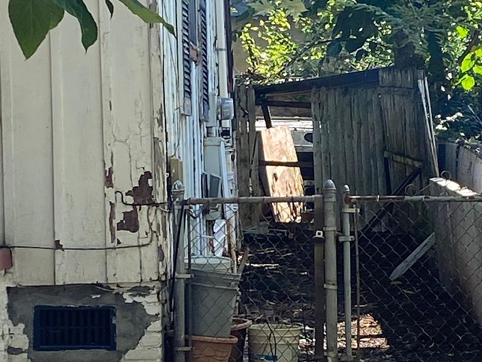 2nd image of 810 Lemon St