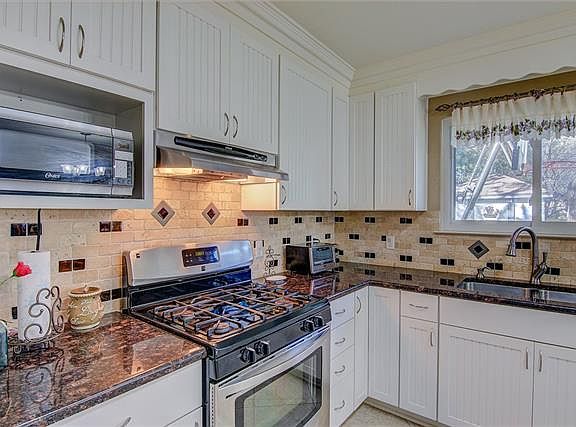 5th image of 1304 Tetbury Ln