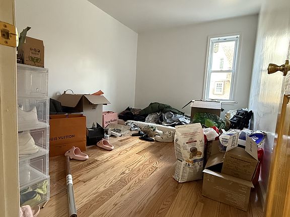5th image of 190 Burbank Ave Floor 1