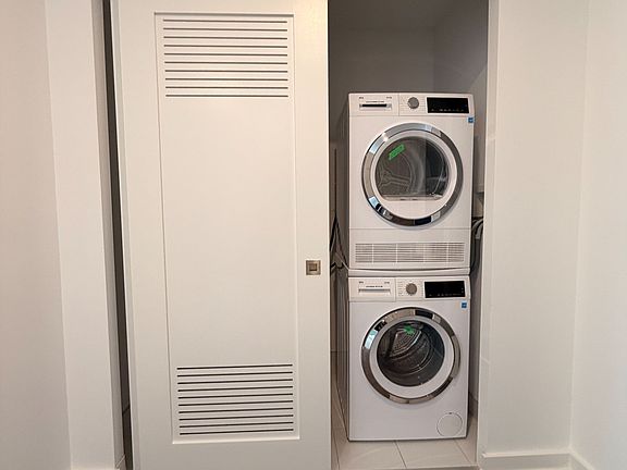 3rd image of 75 James St S #718