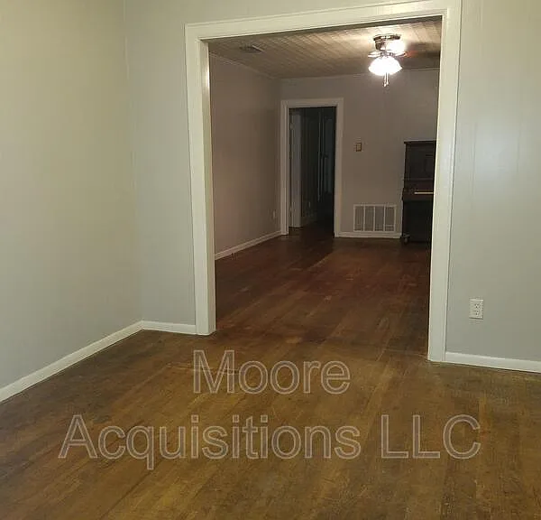221 Leonard Dr — Photo 3