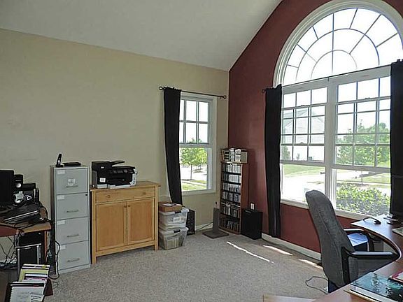 3rd image of 128 Macintosh Ct