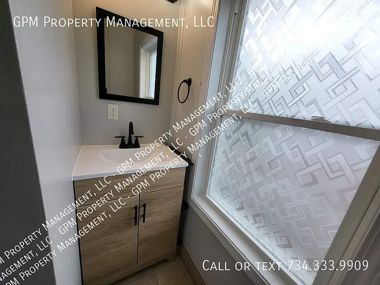 1563 Wilson Ave — Photo 9