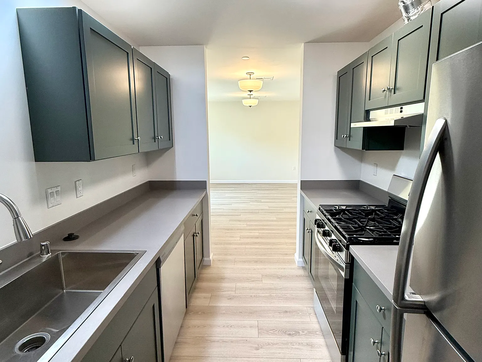2 bed, 825 sqft, $2,500 — Photo 2