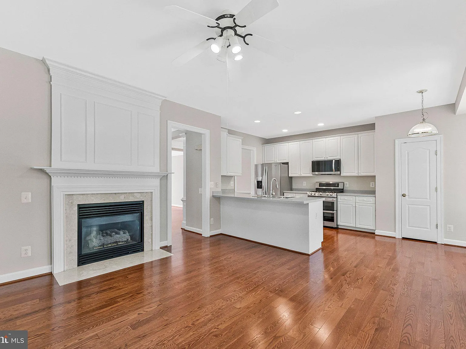 4 bed, 3.5 bath, 2228 sqft, $4,500 — Photo 4