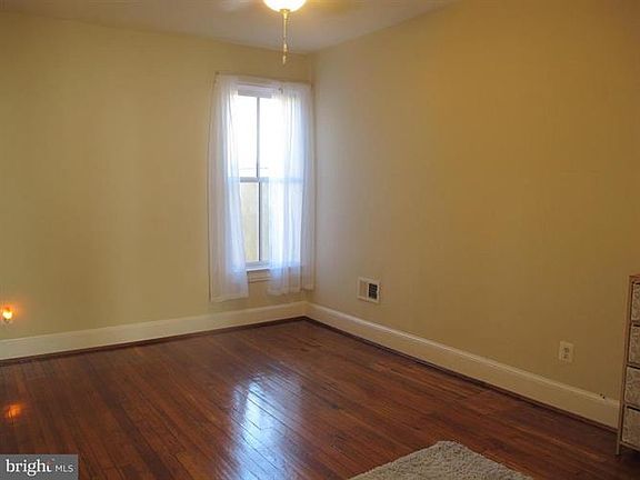 5th image of 1323 Queen St