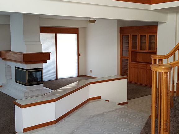 ENTRYWAY VIEW TO DINNING ROOM