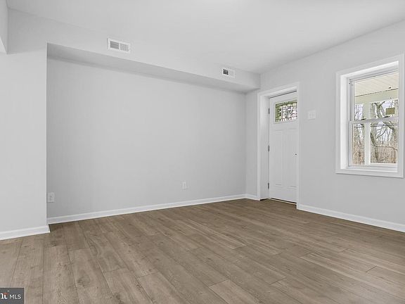4th image of 927 Engard Ave