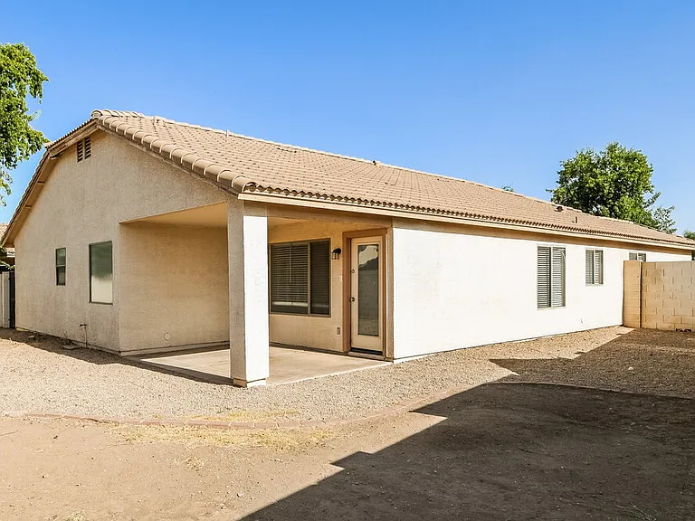 1427 E Vernoa St — Photo 16