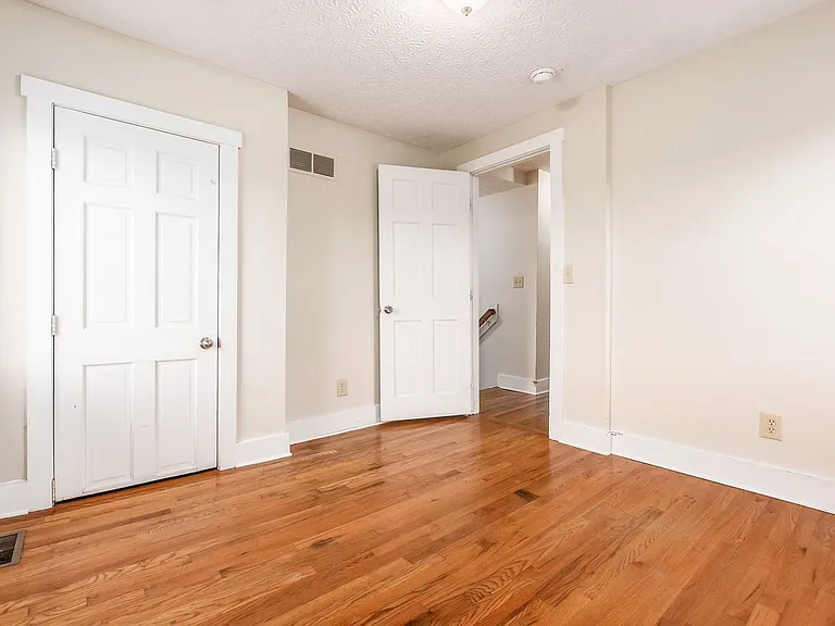 1371 Summit St #C — Photo 14