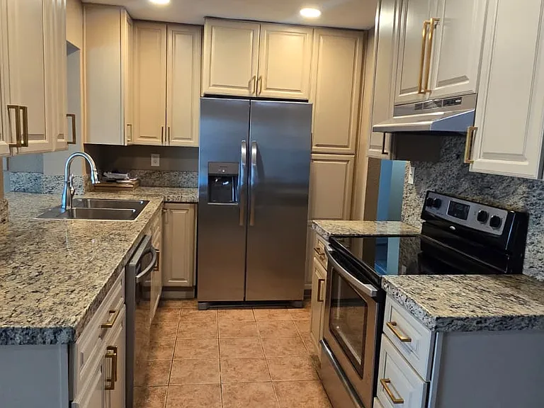 8437 W Roma Ave — Photo 2