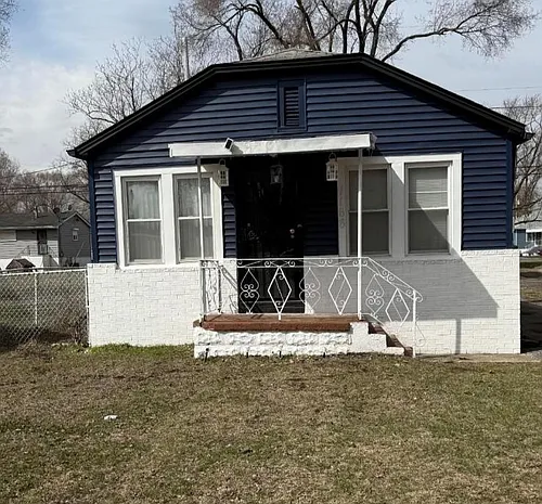 1166 Mount St Photo 1