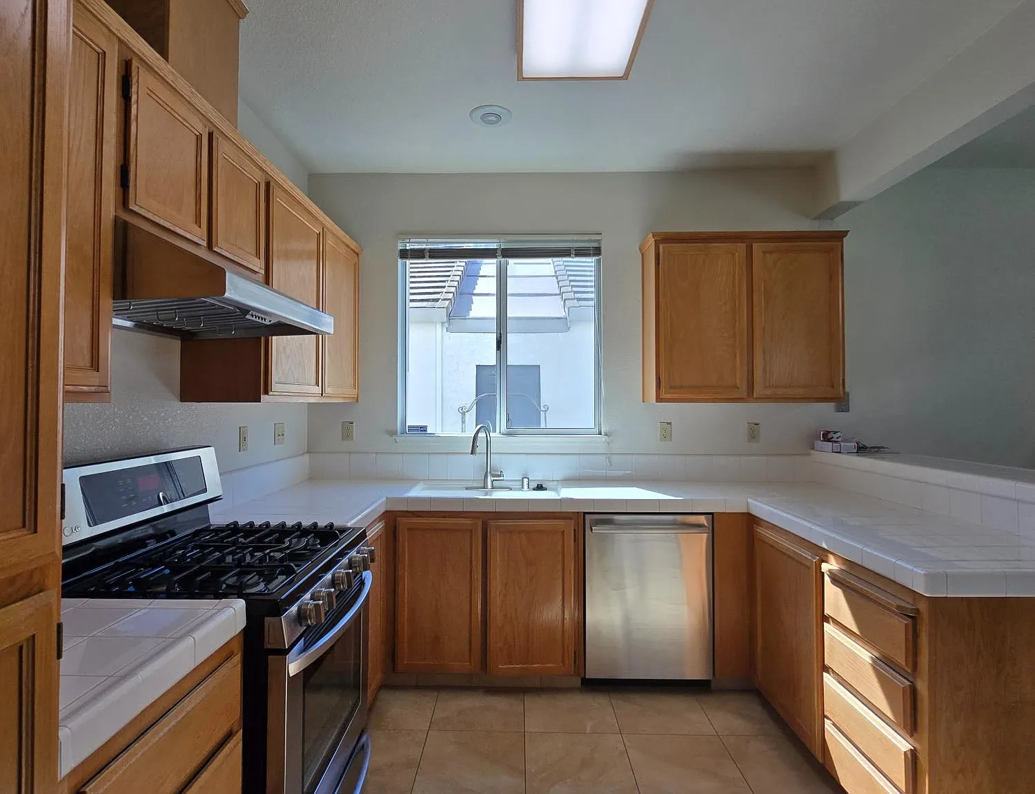 3 bed, 1629 sqft, $3,200 — Photo 3
