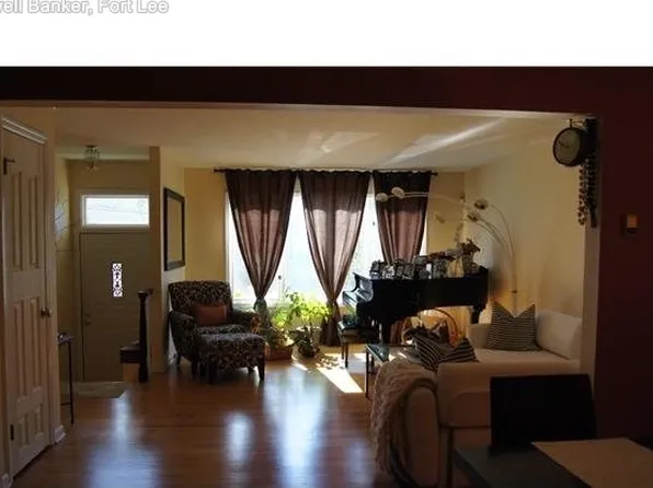 2445 6th St #2445, Fort Lee, NJ 07024