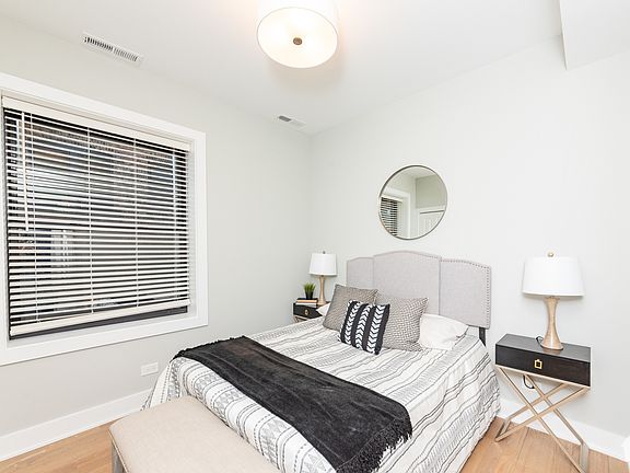 3rd image of 4409 W Montrose Ave #3B