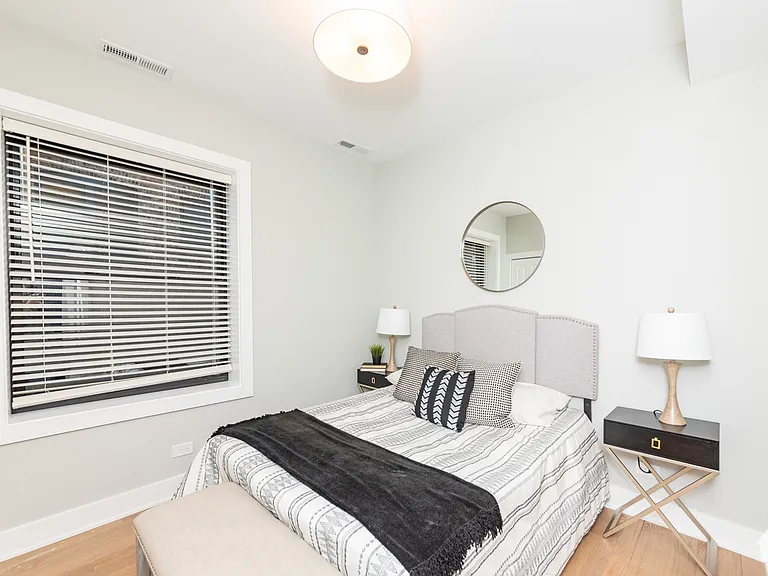 4403 N Seeley Ave — Photo 10