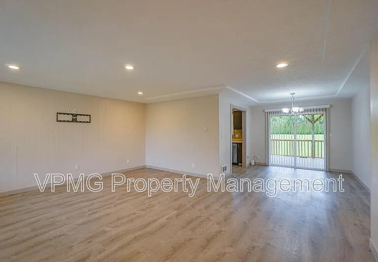 5404 NE 45th St — Photo 5