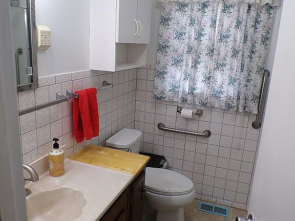 5th image of 105 Tulip Ave