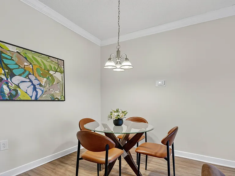The Saratoga Apartments — Photo 7