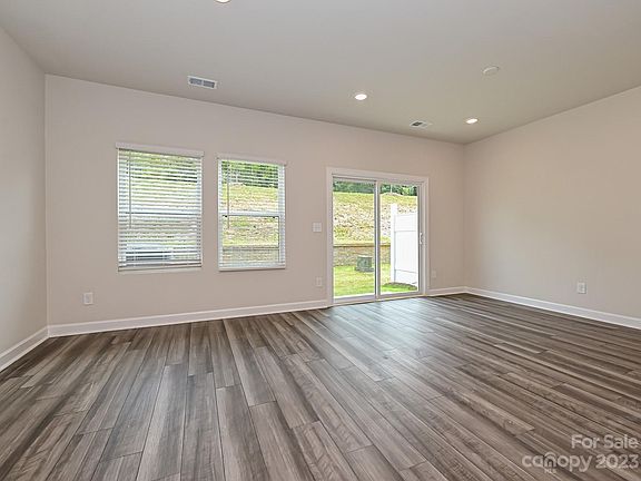 5th image of 512 Tayberry Ln